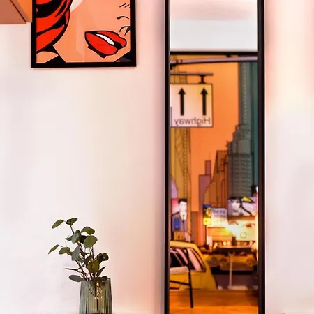 Apartment Vibrant Charm - Cozy In The Heart Of The *