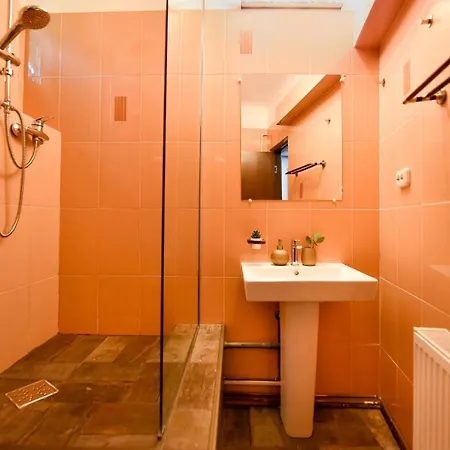 Apartment Vibrant Charm - Cozy In The Heart Of The