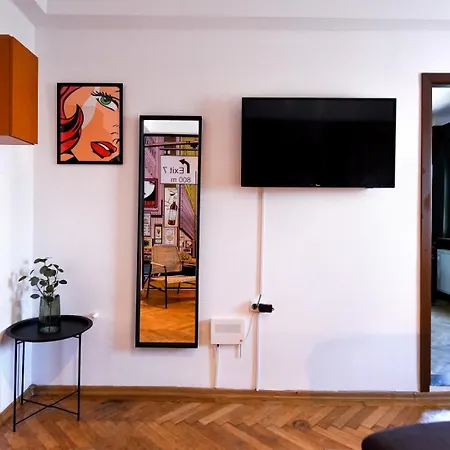 Apartment Vibrant Charm - Cozy In The Heart Of The
