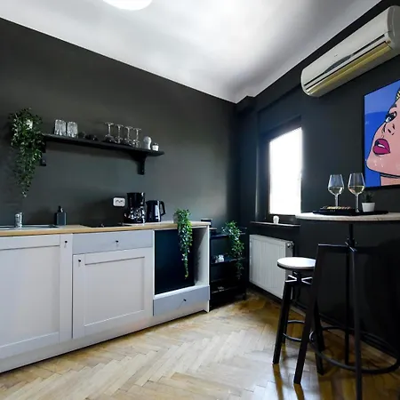 Vibrant Charm - Cozy In The Heart Of The Apartment Bucharest